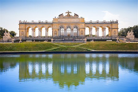 schloss schonbrunn - AUSTRIA, VIENNA - AUGUST 4, 2013: The Gloriette in Schoenbrunn Palace Garden, Vienna, Austria Foto de stock - Super Valor sin royalties y Suscripción, Código: 400-07681663