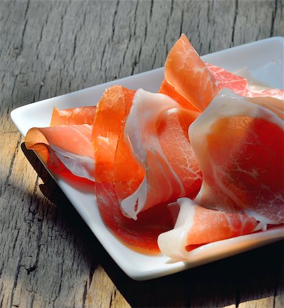 simsearch:400-08070576,k - slices of Prosciutto di Parma on plate Foto de stock - Super Valor sin royalties y Suscripción, Código: 400-07682462