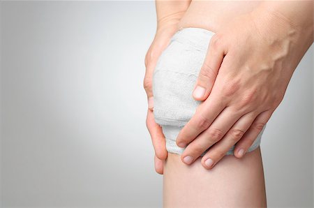 simsearch:400-07831838,k - Injured painful knee with white gauze bandage Foto de stock - Royalty-Free Super Valor e Assinatura, Número: 400-07682475