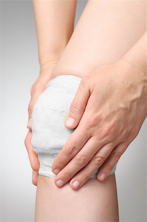 simsearch:400-07831838,k - Injured painful knee with white gauze bandage Foto de stock - Royalty-Free Super Valor e Assinatura, Número: 400-07682644
