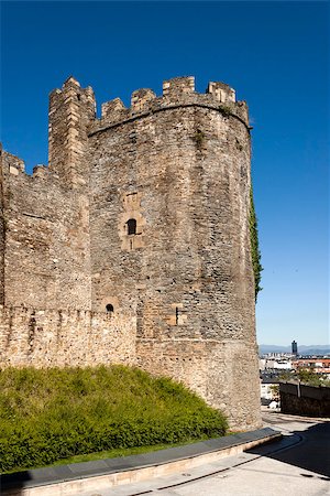 simsearch:400-08160733,k - North tower of the medieval templar castle in Ponferrada, Bierzo, Spain. Photographie de stock - Aubaine LD & Abonnement, Code: 400-07682679