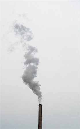Brown smoke stack billowing smoke into air on overcast sky. Fotografie stock - Microstock e Abbonamento, Codice: 400-07682722