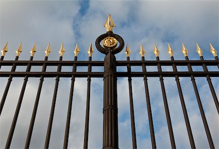 simsearch:400-04532808,k - steel fence with gold spears against the sky Fotografie stock - Microstock e Abbonamento, Codice: 400-07714231