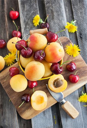 simsearch:400-08672192,k - Fresh apricot and cherry in a yellow bucket Photographie de stock - Aubaine LD & Abonnement, Code: 400-07714477