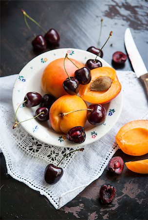 simsearch:400-05147624,k - Fresh apricot and cherry in a bowl on wooden table Foto de stock - Super Valor sin royalties y Suscripción, Código: 400-07714479