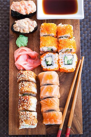 simsearch:689-03123940,k - Assorted of fresh homemade sushi rolls on the table Photographie de stock - Aubaine LD & Abonnement, Code: 400-07714484