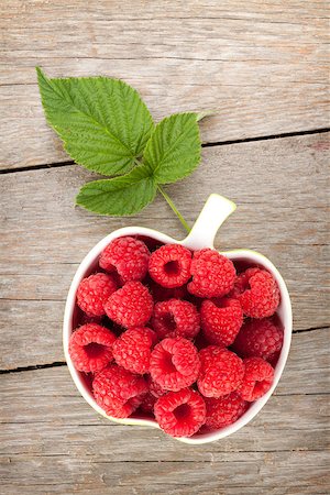 simsearch:400-06387340,k - Fresh ripe raspberries bowl on wooden table background Foto de stock - Super Valor sin royalties y Suscripción, Código: 400-07714998