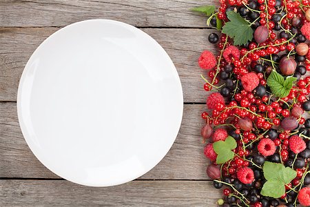 simsearch:400-06387340,k - Fresh ripe berries and empty plate on wooden table background with copy space Foto de stock - Super Valor sin royalties y Suscripción, Código: 400-07715009