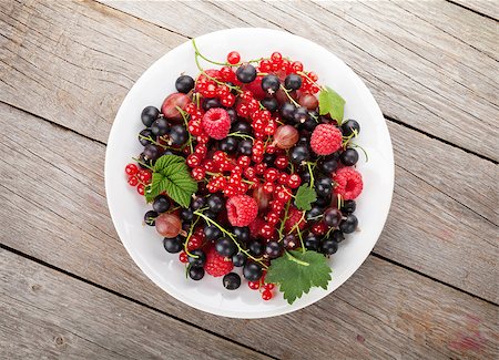 simsearch:400-06387340,k - Fresh ripe berries plate on wooden table background Foto de stock - Super Valor sin royalties y Suscripción, Código: 400-07715010