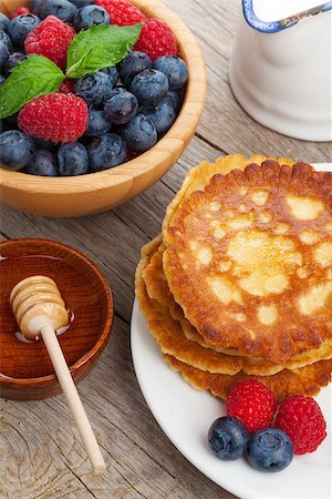 simsearch:400-09019412,k - Pancakes with raspberry, blueberry, mint and honey syrup. On wooden table Foto de stock - Super Valor sin royalties y Suscripción, Código: 400-07715037