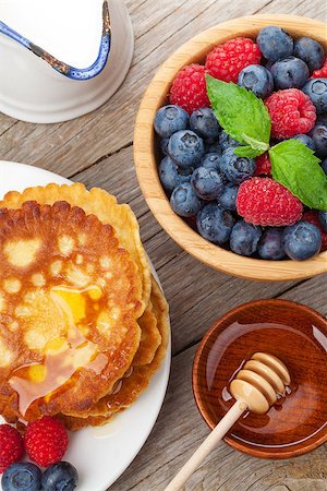 simsearch:400-09019412,k - Pancakes with raspberry, blueberry, mint and honey syrup. On wooden table Foto de stock - Super Valor sin royalties y Suscripción, Código: 400-07715038