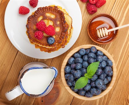 simsearch:400-09019412,k - Pancakes with raspberry, blueberry, mint and honey syrup. On wooden table Foto de stock - Super Valor sin royalties y Suscripción, Código: 400-07715030