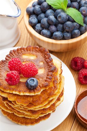 simsearch:400-09019412,k - Pancakes with raspberry, blueberry, mint and honey syrup. On wooden table Foto de stock - Super Valor sin royalties y Suscripción, Código: 400-07715031