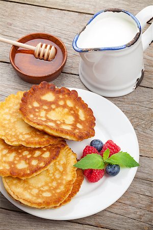 simsearch:400-09019412,k - Pancakes with raspberry, blueberry, mint and honey syrup. On wooden table Foto de stock - Super Valor sin royalties y Suscripción, Código: 400-07715032