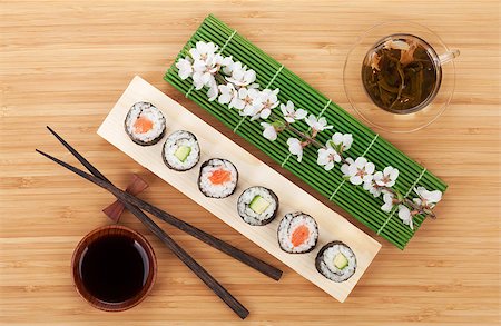 simsearch:400-07719212,k - Sushi set with green tea and sakura branch on bamboo table Fotografie stock - Microstock e Abbonamento, Codice: 400-07715077
