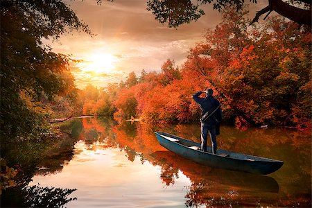 simsearch:400-07932171,k - A man in a boat on the river in the autumn Foto de stock - Super Valor sin royalties y Suscripción, Código: 400-07715391