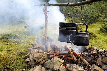 pan to the fire - Pot and kettle over the campfire in nature Foto de stock - Super Valor sin royalties y Suscripción, Código: 400-07715467