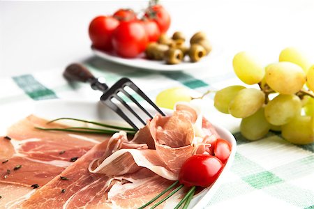 simsearch:400-08071181,k - Delicious prosciutto plate with olives, tomatos and grapes. Foto de stock - Super Valor sin royalties y Suscripción, Código: 400-07715727