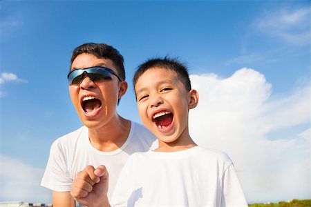 simsearch:400-07517983,k - closeup of father and son are shouting in outdoors Foto de stock - Super Valor sin royalties y Suscripción, Código: 400-07716025