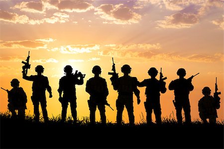 simsearch:400-06735733,k - silhouette of  Soldiers team with sunrise background Foto de stock - Royalty-Free Super Valor e Assinatura, Número: 400-07716034