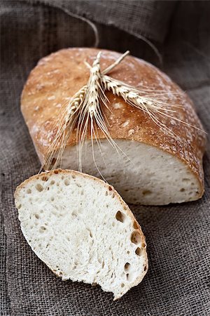 simsearch:400-08504275,k - Homemade bread with ceral on rustic canvas Foto de stock - Super Valor sin royalties y Suscripción, Código: 400-07716727