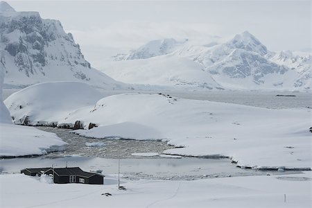 simsearch:628-02197991,k - The Antarctic winter station on the background of mountains and ocean. Fotografie stock - Microstock e Abbonamento, Codice: 400-07716799