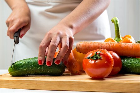 simsearch:614-02049325,k - Woman cutting vegetables for a salad Foto de stock - Super Valor sin royalties y Suscripción, Código: 400-07716871