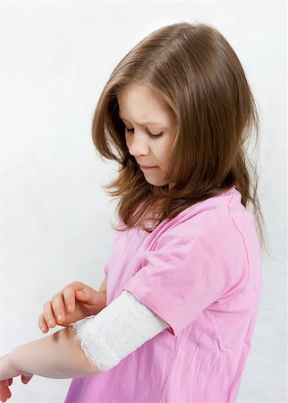 simsearch:400-04562918,k - Childhood trauma. A child with a bandage tied hand Stockbilder - Microstock & Abonnement, Bildnummer: 400-07716960