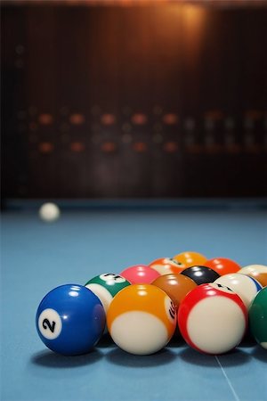 simsearch:400-08156505,k - Pool balls ready to start a game Fotografie stock - Microstock e Abbonamento, Codice: 400-07717366