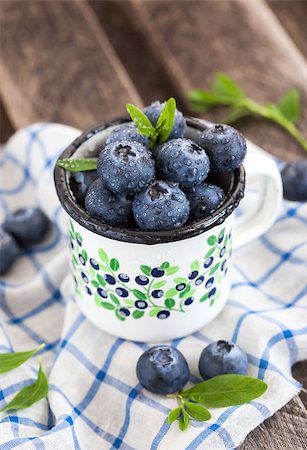 simsearch:400-06698338,k - Fresh blueberry in the mug on wooden table Stock Photo - Budget Royalty-Free & Subscription, Code: 400-07717555