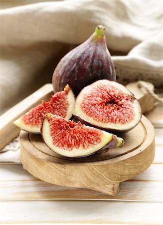 simsearch:400-07718938,k - fresh ripe purple figs on wooden board Fotografie stock - Microstock e Abbonamento, Codice: 400-07717625