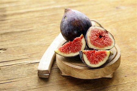 simsearch:400-07718938,k - fresh ripe purple figs on wooden board Fotografie stock - Microstock e Abbonamento, Codice: 400-07717627