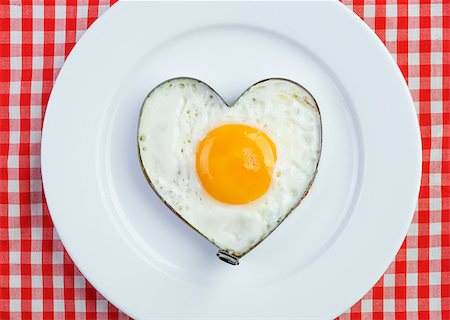 Fried egg  in heart shape on vintage tablecloth. Breakfast for a loved one Foto de stock - Royalty-Free Super Valor e Assinatura, Número: 400-07718781