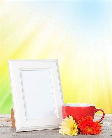 simsearch:400-08298802,k - Photo frame on wooden table with cup of coffee and gerbera flowers Photographie de stock - Aubaine LD & Abonnement, Code: 400-07719036