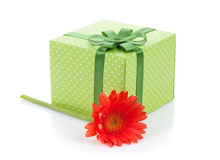 simsearch:400-08298802,k - Orange gerbera flower and gift box. Isolated on white background Photographie de stock - Aubaine LD & Abonnement, Code: 400-07719048