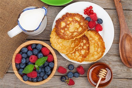 simsearch:400-09019412,k - Pancakes with raspberry, blueberry, mint and honey syrup. On wooden table Foto de stock - Super Valor sin royalties y Suscripción, Código: 400-07719087