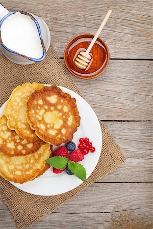 simsearch:400-09019412,k - Pancakes with raspberry, blueberry, milk and honey syrup. On wooden table Foto de stock - Super Valor sin royalties y Suscripción, Código: 400-07719082