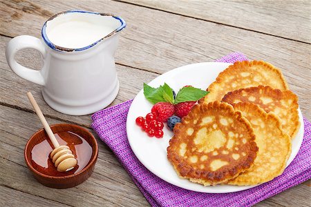 simsearch:400-09019412,k - Pancakes with raspberry, blueberry, milk and honey syrup. On wooden table Foto de stock - Super Valor sin royalties y Suscripción, Código: 400-07719083