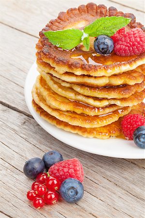 simsearch:400-09019412,k - Pancakes with raspberry, blueberry, mint and honey syrup. On wooden table Foto de stock - Super Valor sin royalties y Suscripción, Código: 400-07719092