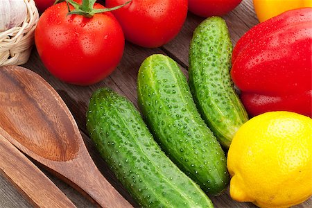 simsearch:400-04804401,k - Fresh ripe vegetables on wooden table Foto de stock - Super Valor sin royalties y Suscripción, Código: 400-07719103