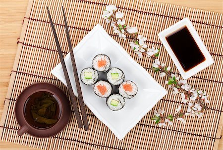 simsearch:400-08072780,k - Sushi maki set with salmon and cucumber and green tea. Isolated on white background Stockbilder - Microstock & Abonnement, Bildnummer: 400-07719215