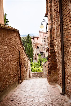 Narrow street in the old town Certaldo, Italy Photographie de stock - Aubaine LD & Abonnement, Code: 400-07719823