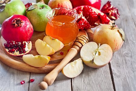 simsearch:400-09080023,k - Pomegranate, apple and honey, traditional food of jewish New Year celebration, Rosh Hashana. Selective focus. Foto de stock - Royalty-Free Super Valor e Assinatura, Número: 400-07719944