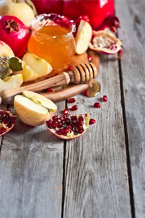 simsearch:400-09080023,k - Pomegranate, apple and honey, traditional food of jewish New Year celebration, Rosh Hashana. Selective focus. Copyspace background Foto de stock - Royalty-Free Super Valor e Assinatura, Número: 400-07719947