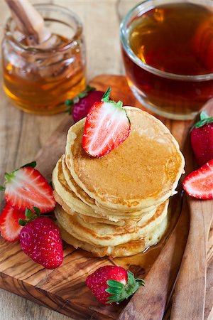 simsearch:400-04262580,k - Homemade pancakes with ripe strawberry and honey. Selective focus. Stock Photo - Budget Royalty-Free & Subscription, Code: 400-07713387