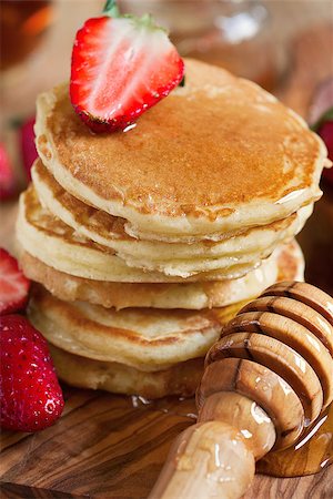 simsearch:400-04262580,k - Homemade pancakes with ripe strawberry and honey. Selective focus. Close-up. Stock Photo - Budget Royalty-Free & Subscription, Code: 400-07713389