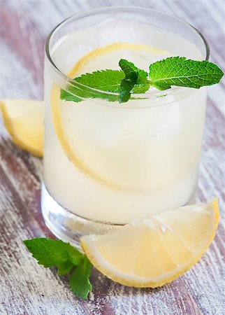 fresh glass of ice water - Homemad meint lemonad in glass. Selective focus. Foto de stock - Super Valor sin royalties y Suscripción, Código: 400-07713463