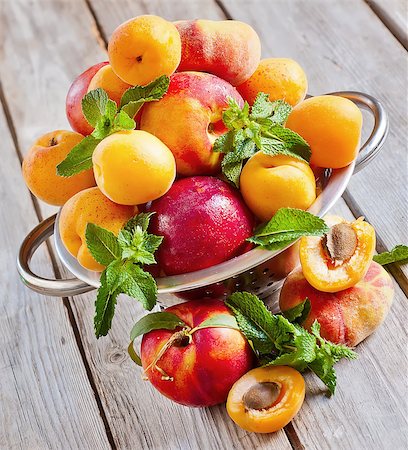 simsearch:400-07667203,k - Ripe apricots, nectarines and saturn peaches in steel colander. Selective focus. Stock Photo - Budget Royalty-Free & Subscription, Code: 400-07713495