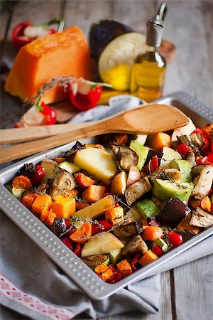 simsearch:400-07261302,k - Mixed roasted vegetables with thyme in a tray. Selective focus. Photographie de stock - Aubaine LD & Abonnement, Code: 400-07713508
