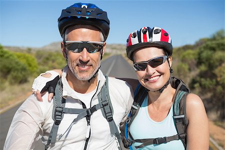 rodovia 40 - Active couple going for a bike ride in the countryside on a sunny day Foto de stock - Royalty-Free Super Valor e Assinatura, Número: 400-07724995